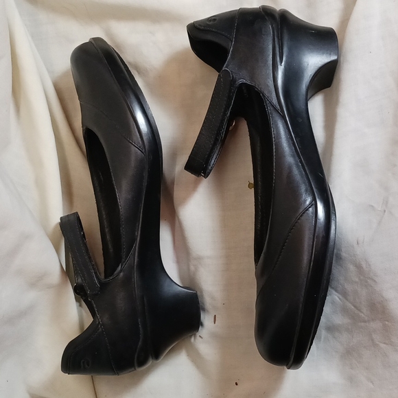 Aravon Maya Mary Jane Shoes - Picture 1 of 7